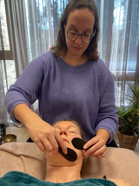 holistic-facial-guasha-gezichtreflexologie-guashagezichtsmassage-zaandam